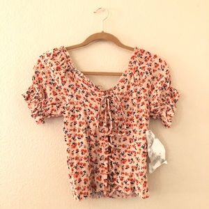 ✨NWT! Flattering and adorable blouse.